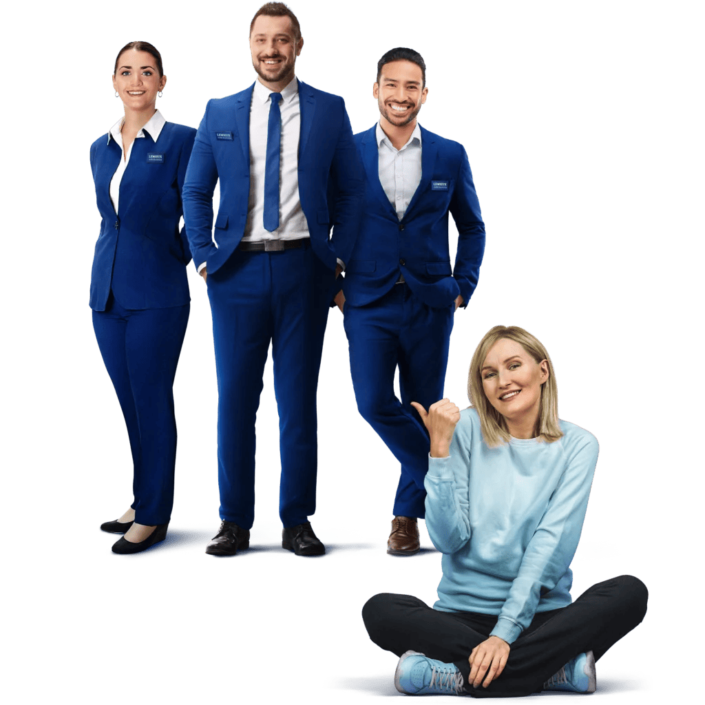 Équipe de conseillers souriants en uniforme bleu accompagnés d'une femme en tenue décontractée assise au sol