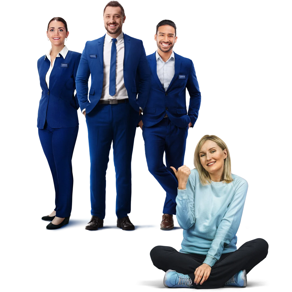 Équipe de conseillers souriants en uniforme bleu accompagnés d'une femme en tenue décontractée assise au sol